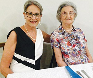 Marina Nunes Guimarães, 91 anos, com a filha Marian, jornalista