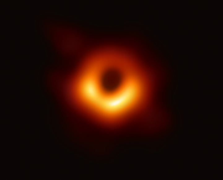Buraco negro longe 500 quatrilhoes de kms. Foto National Science Foundation, Event Horizon Telescope