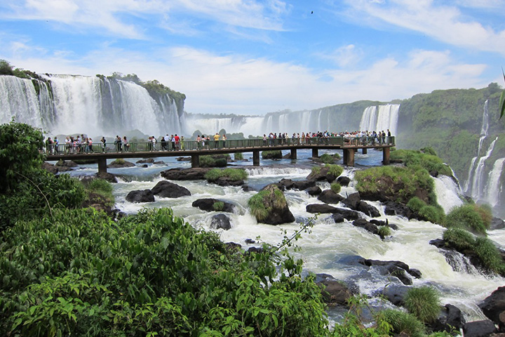 Cataratas é o principal atrativo do Parque Nacional do Iguaçu, com a fauna que preserva espécies.
