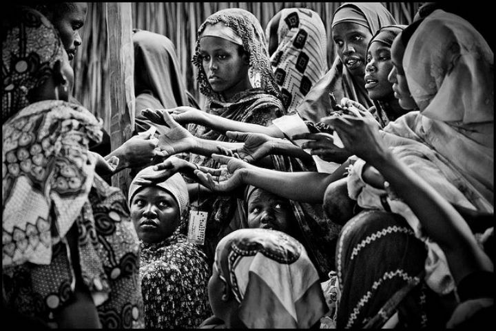 Ha 821 milhoes de pessoas com fome. Aqui mulheres do Quenia disputam cupons de comida. FOTO ONU