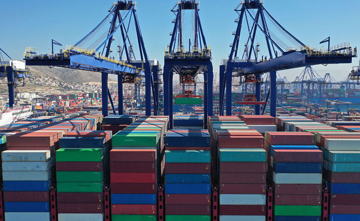 Exportaçoes rendem US$ 28 trilhoes no ano e movimentam os portos do mundo. Já falta conteineres.