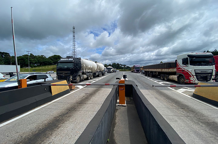 Equipes ajudam viajantes nas rodovias do sul que tem pontos críticos