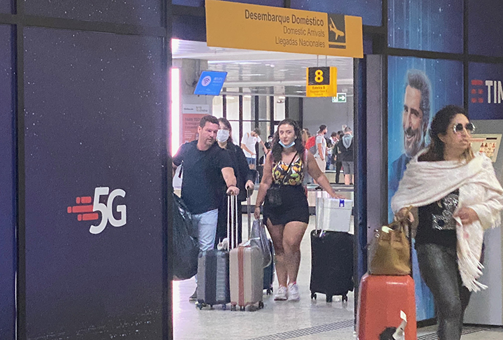 Cai exigência de máscara em aeroportos e aviões, no Brasil