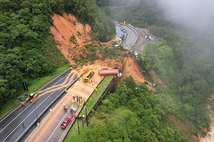 Na Serra do Mar, BR-376 fecha por 8 meses na faixa direita sentido Curitiba