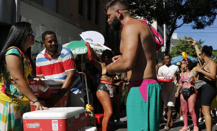 RIOTUR credencia 15 mil vendedores ambulantes para o carnaval