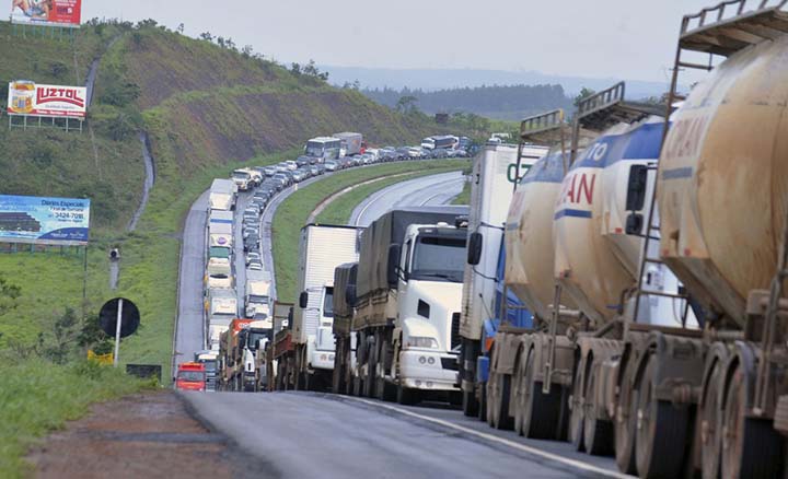Frete rodoviário baixa preço: reflexo do óleo diesel