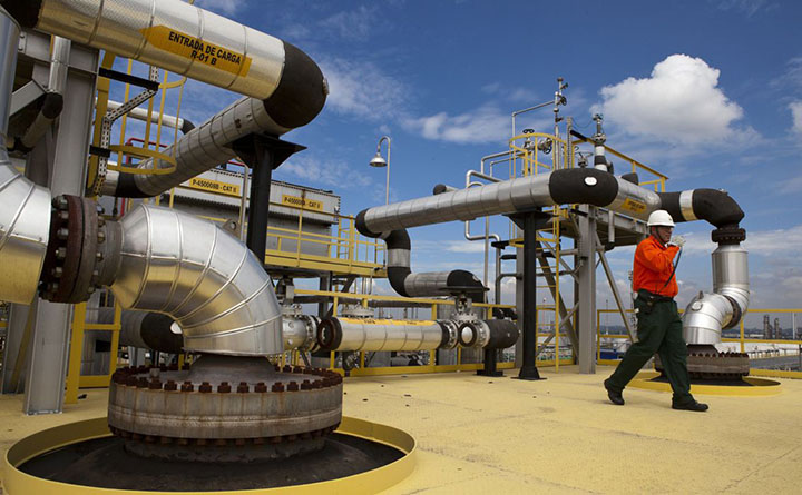 Petrobras reduz preço do gás natural. Gás de cozinha aumenta.