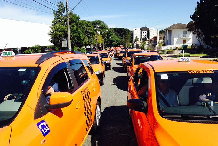 Governo libera R$ 10,9 bilhões para ajudar taxistas e transportadores
