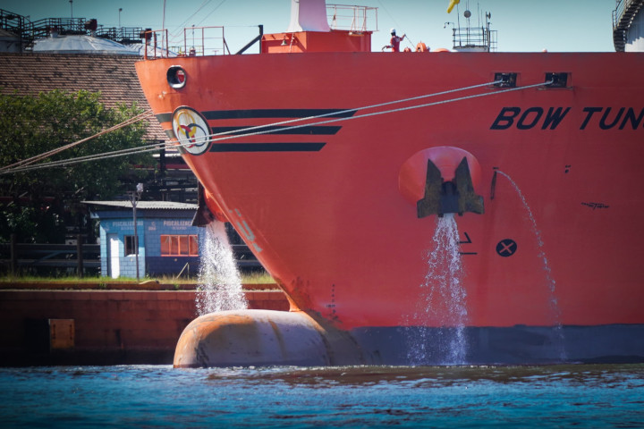 Navio que aporta em Santos, terá que apresentar atestado de água de lastro