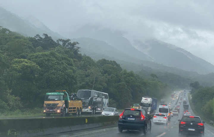 Tráfego volta ao normal no km 181 da rodovia BR-101, região de Biguaçu