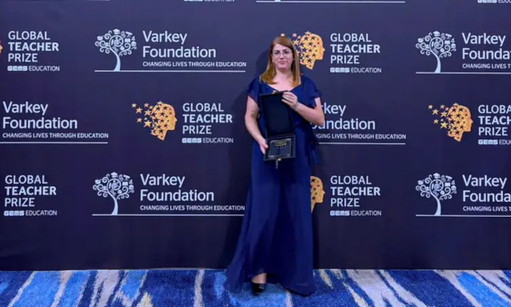 Professora mais influente do mundo é do Brasil. Recebe prêmio em Dubai.