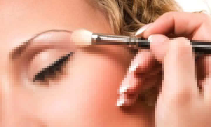 Produtos de maquiagem podem prejudicar a visão. Médico ensina modo seguro.