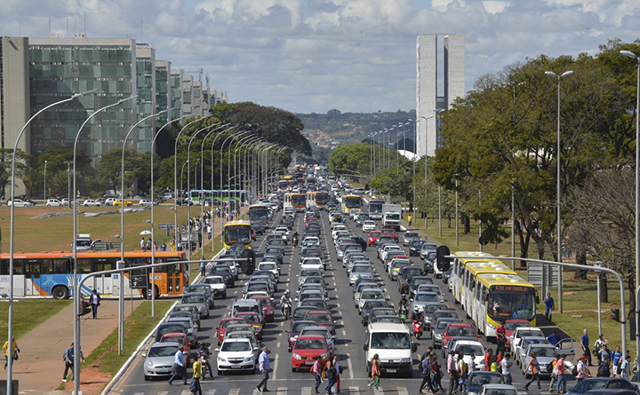 R$ 1.625, rendimento médio dos brasileiros em 2022