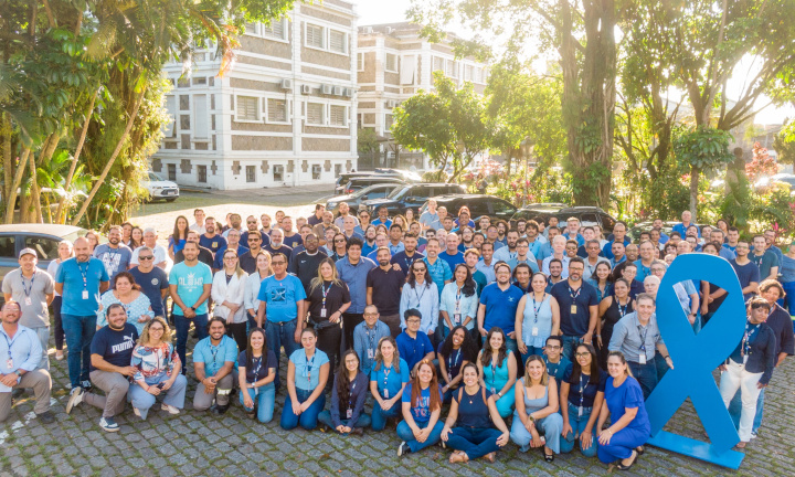 No Porto de Santos, 100 trabalhadores vestidos de azul contra o câncer