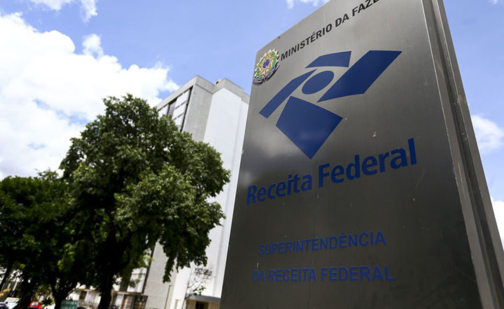 Receita Federal alerta brasileiros sobre perigo de falsas mensagens