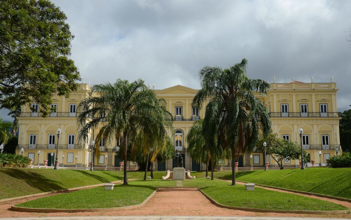 Destruído por incêndio, Museu Nacional reabre com exposição Entre Gigantes