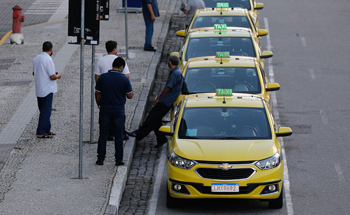 Taxistas chamados a se cadastrar para receber ajuda