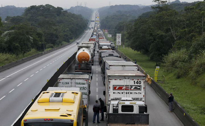 Porto de Santos estuda solução para congestionamentos de caminhões em Cubatão
