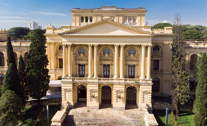Museu do Ipiranga aberto ao público. Espaço dobrado.