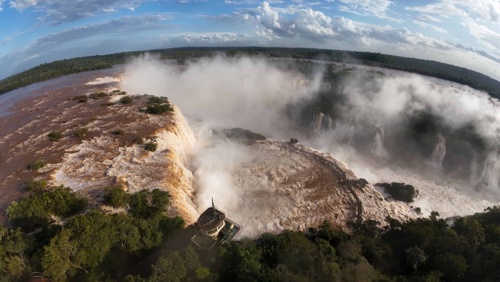 Cataratas do Iguaçu com 8,5 milhões de litros por segundo Cataratas do Iguaçu com 8,5 milhões de litros por segundo