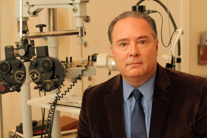 Dobra número de usuários de lente de contato. Médico ensina cuidados.