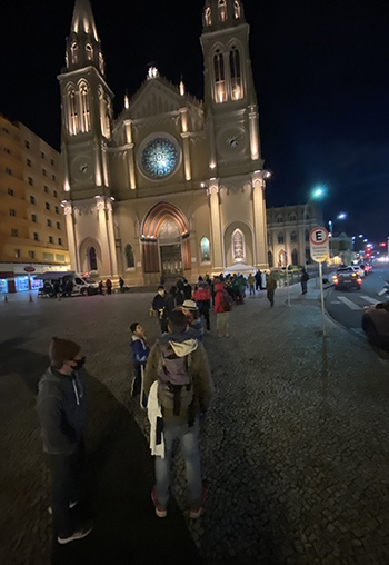 Curitibano alimenta moradores de rua com duas refeições por dia 