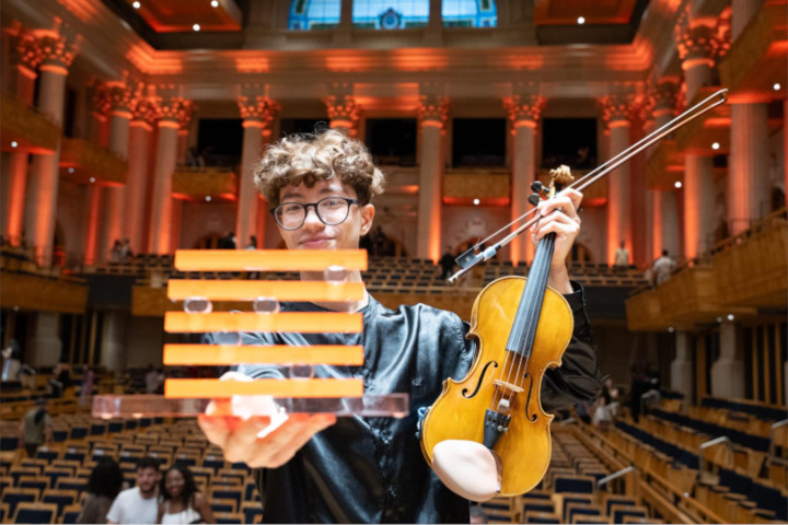 Violinista ganha prêmio principal da música em São Paulo e vai estudar no exterior