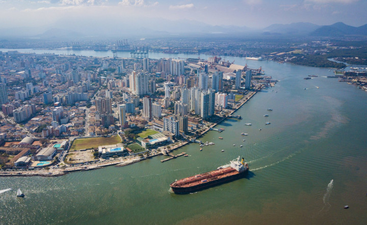 Porto de Santos leva os visitantes para um passeio gratuito ao canal de atracação 