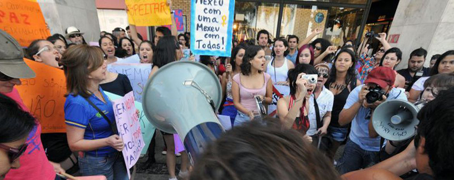 Mulher tem sobrecarga de trabalho com jornada em casa