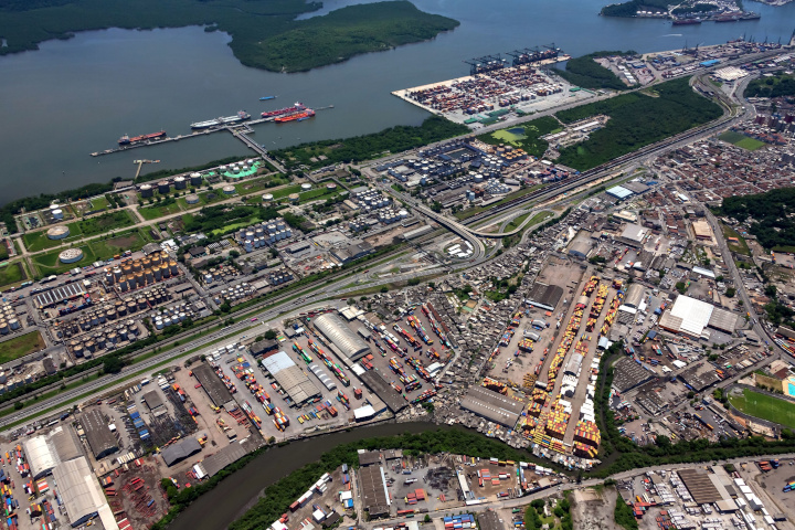 Porto de Santos chama interessados em construir berços públicos