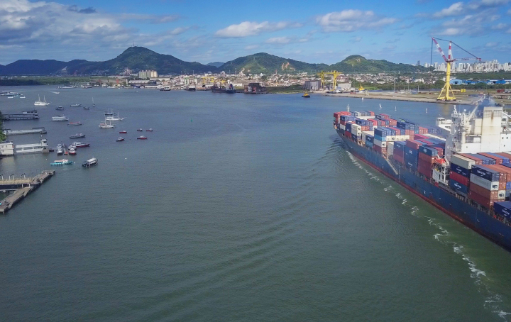 Porto de Santos inicia estudos para aprofundar para 17 metros o canal de navegação