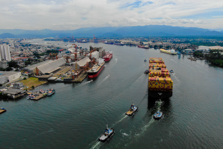 Porto de Santos proíbe navio sem atestado de água de lastro