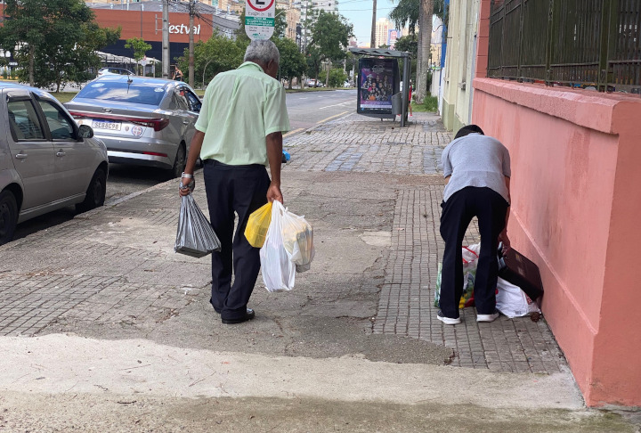 Idosos podem evitar quedas fazendo exercícios e organizando a casa