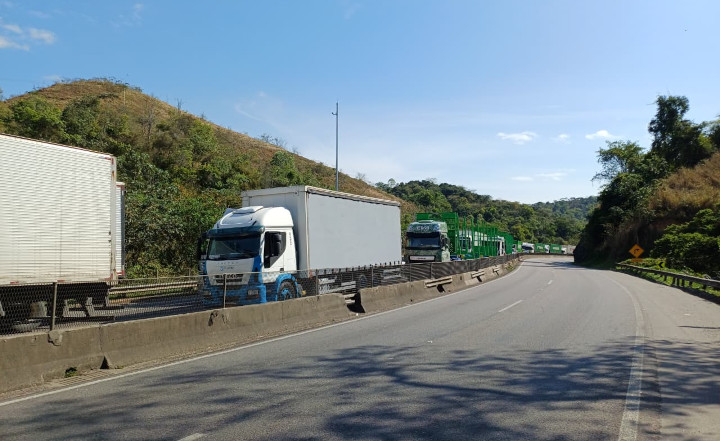 Acidente deixa motoristas parados na Serra das Araras 