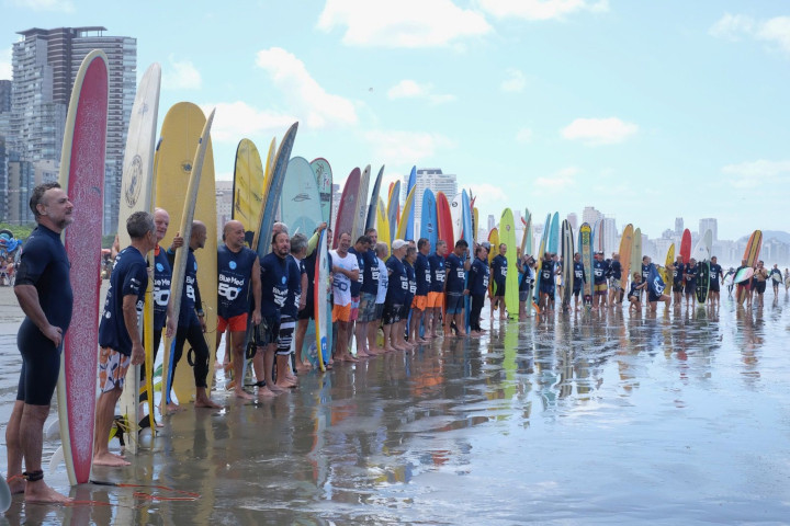 Sem recorde em Santos, 98 surfistas conseguem deslizar na mesma onda