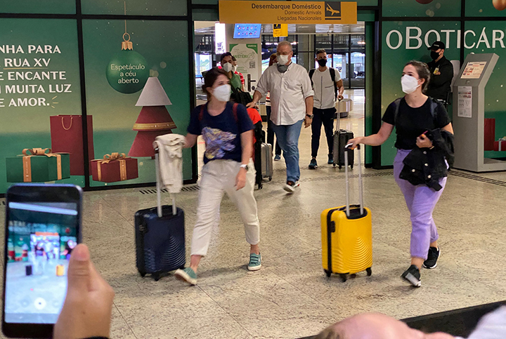 Uso de máscaras nos aeroportos deve continuar