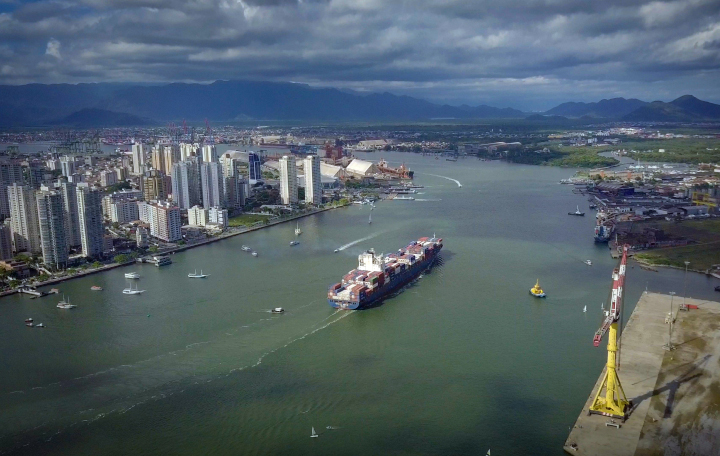 Porto de Santos proíbe navio que não cuida de água de lastro