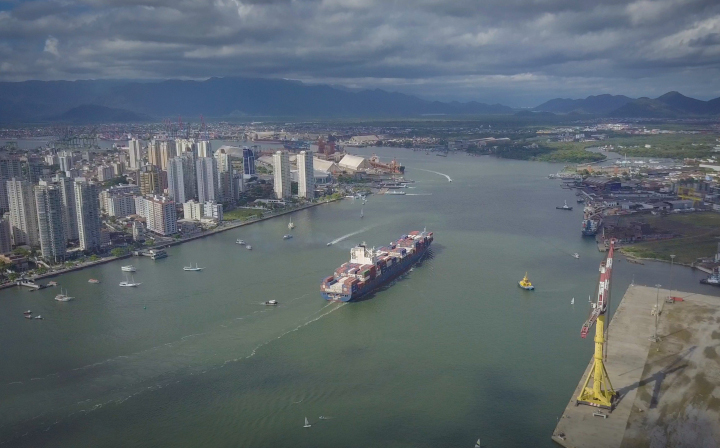 Porto de Santos alerta de navegação perigosa e pede máximo de cuidado