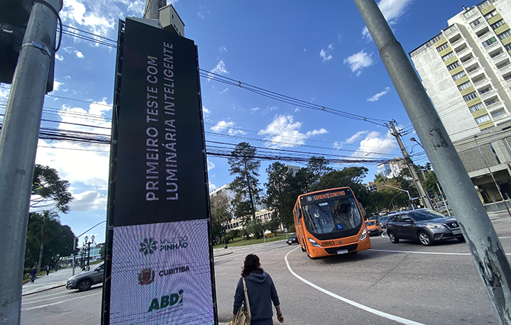 Curitiba testa semáforo inteligente com tecnologia 5G