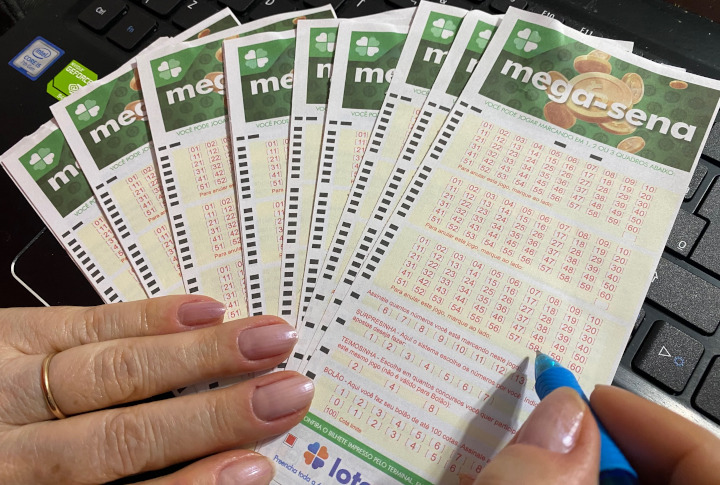Prêmio da mega-sena aumenta 10%; quina e quadra reduzem 5%.