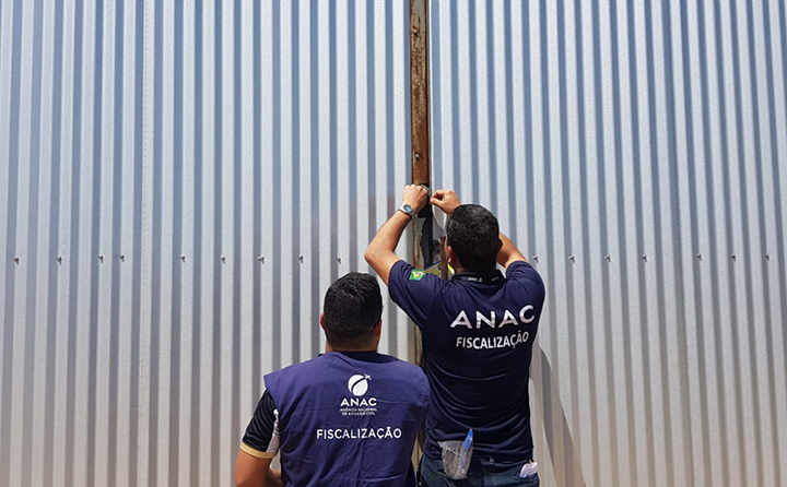 Polícia e Receita lacram hangares com peças de aviões sob suspeita
