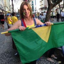 Professora de história protesta nas ruas e diz que há perigo às liberdades