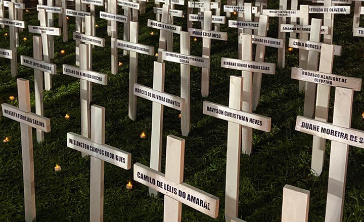 Em Brumadinho, 272 cruzes lembram mortos e falta de justiça