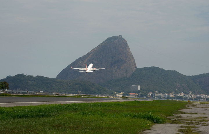 Bolsonaro assina lei que reduz imposto de compra de aeronaves e motores