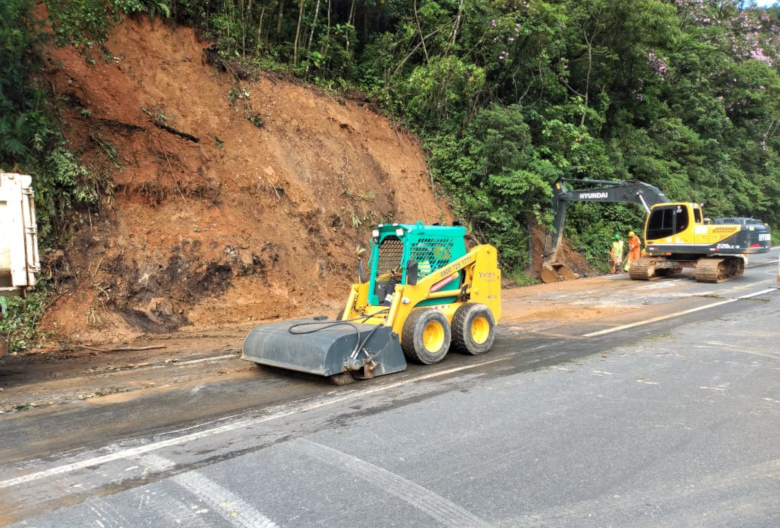 BR-376  liberada no km 668,7 entre Paraná e Santa Catarina. Caminhões proibidos.