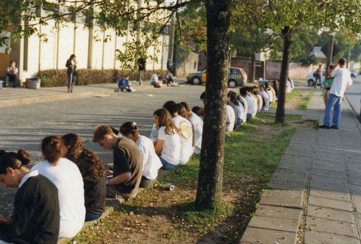 No Brasil, 9,8 milhões de jovens não concluíram educação básica