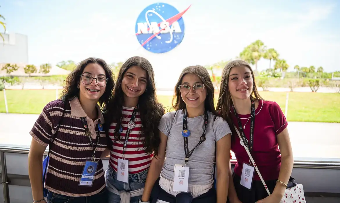 Estudantes do Brasil ganham prêmio da NASA sobre câncer de mama