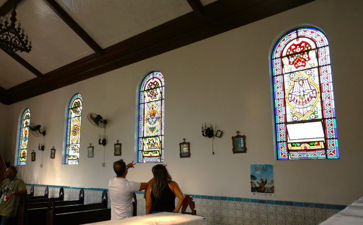 Vitrais da Capela de 115 anos em Bertioga, são restaurados 