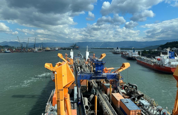 Porto de Santos realiza dragagem para manter navegação de 15 metros