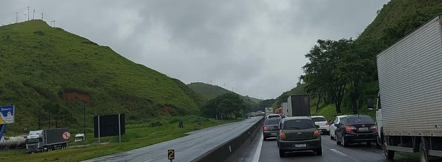 Rodovia Presidente Dutra, Rio-SP, aberta com uma pista na Serra das Araras